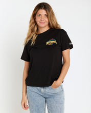 Carregar imagem no visualizador da galeria, 2025 MEO Rip Curl Pro Portugal Women&#39;s Relaxed Tee (Black)